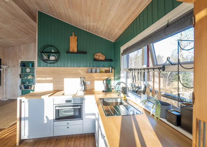 Selith Cottage - Traditional Icelandic Summerhouse With Hot Tub